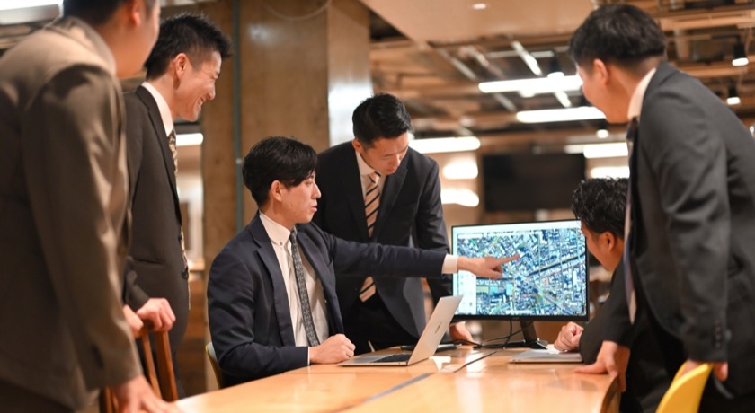 開業エリアを分析するスタッフ